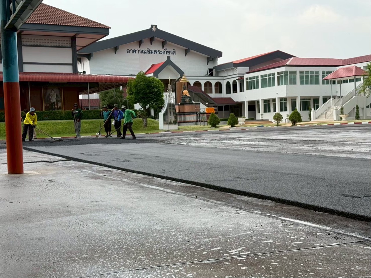 ทีมงานปูยางแอสฟัลท์บริเวณลานหน้าอาคาร