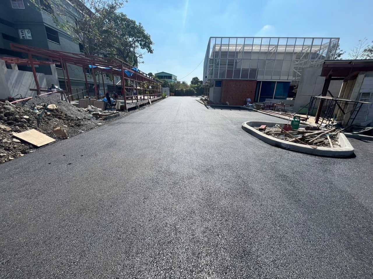 ถนนลาดยางมะตอยภายในพื้นที่อาคาร