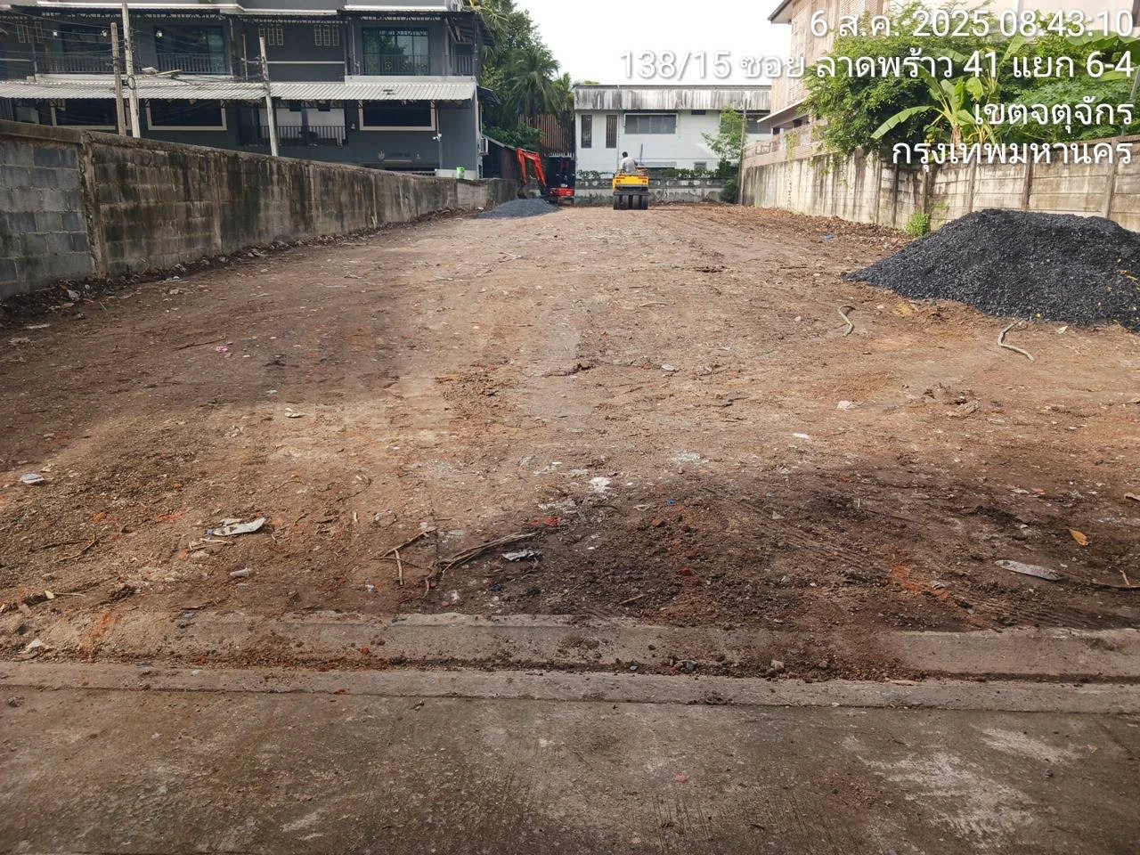 ภาพรวมการเตรียมพื้นลานจอดรถและกองหินคลุกระหว่างอาคาร