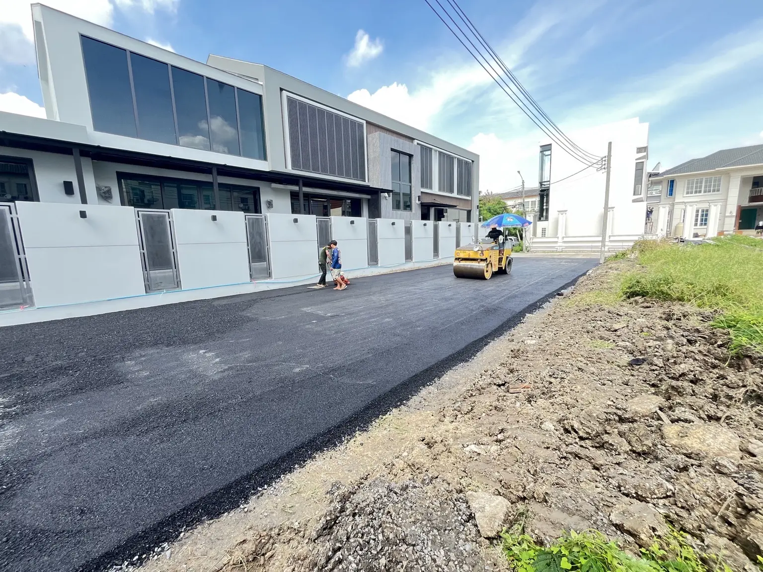 ผลงานลาดยางมะตอยถนนหน้าอาคารโดยทีมงาน TRS Construction