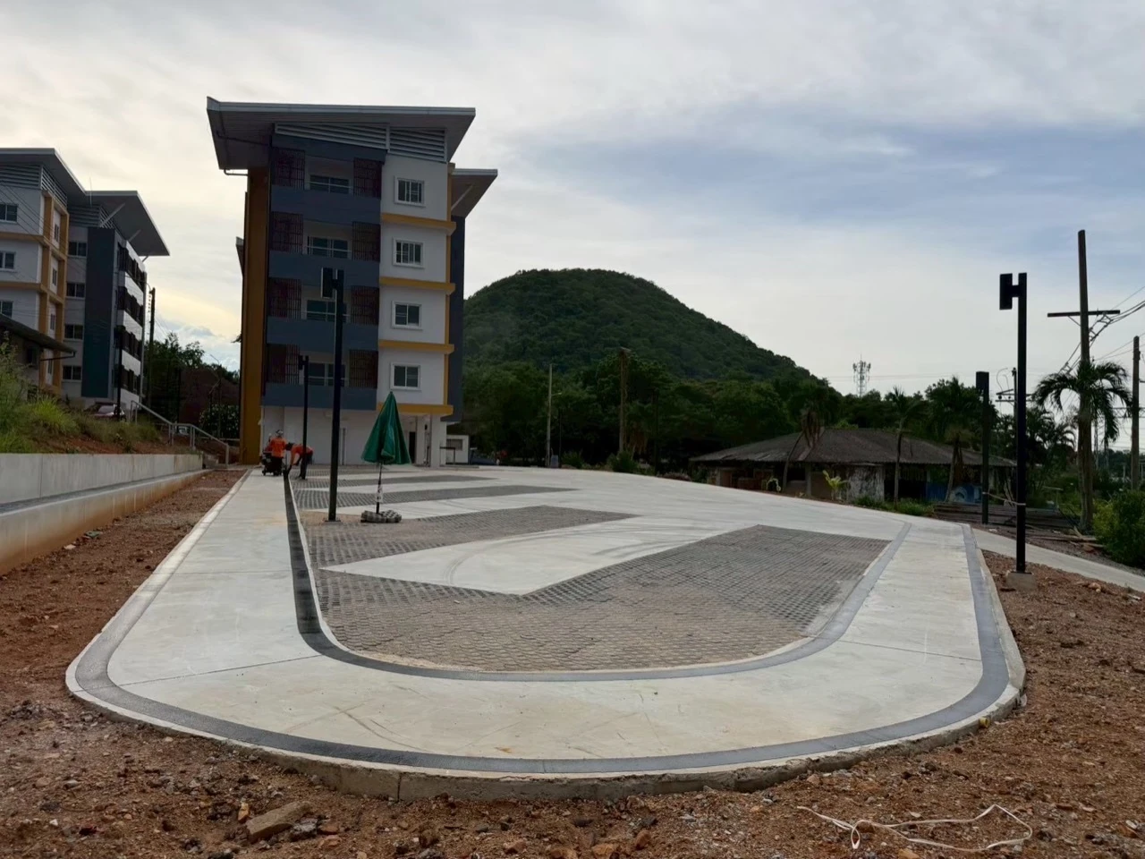 ภาพรวมเส้นขอบทางโค้งรอบลานจอดรถ